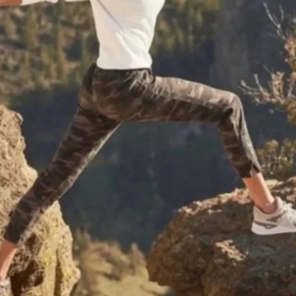 * | Athleta | Camo Farallon Jogger Drawstring Pants. Size 4. - Picture 4 of 14